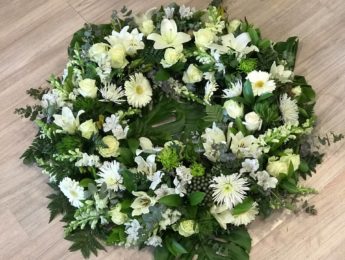 Corona flores blancas