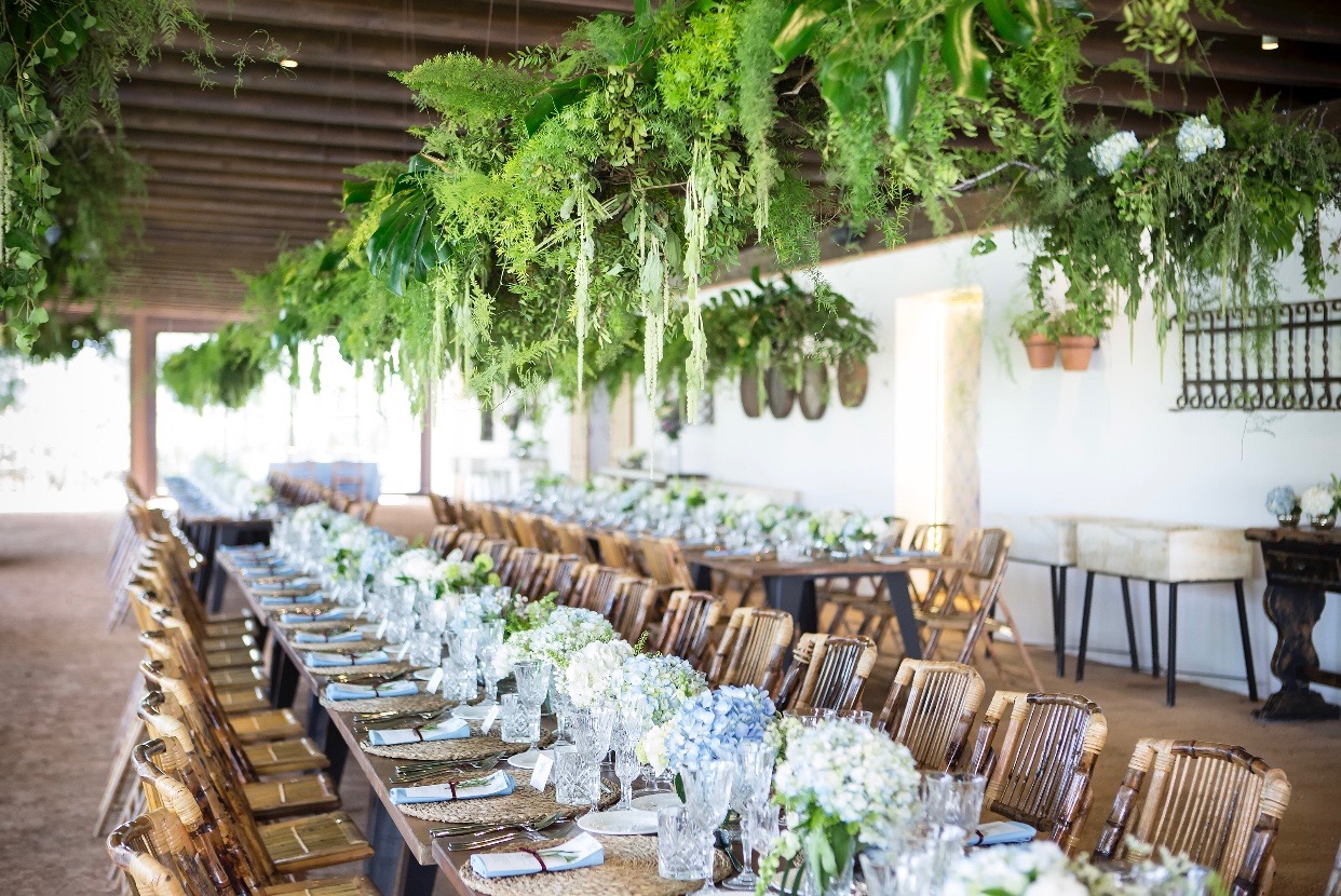 Mesas decoradas con centros de mesa de flores - Atrezo Floristas